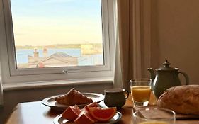 Fabulous High Street Townhouse With Stunning Views & Parking At 'Eagles Nest'